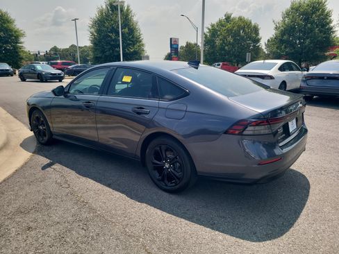Certified 2025 Honda Accord SE image 5