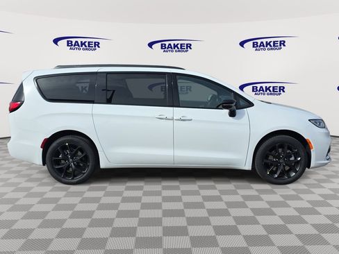 New 2026 Chrysler Pacifica Limited image 2