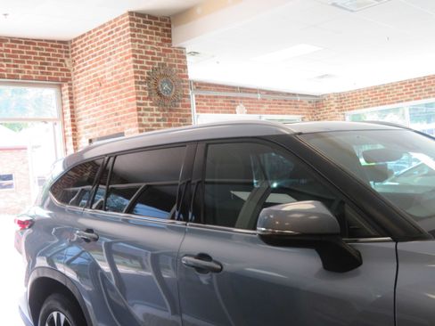 Used 2021 Toyota Highlander XLE FWD image 67