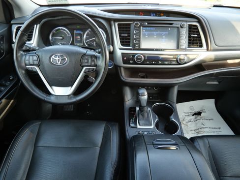 Certified 2017 Toyota Highlander Limited AWD/4WD image 12