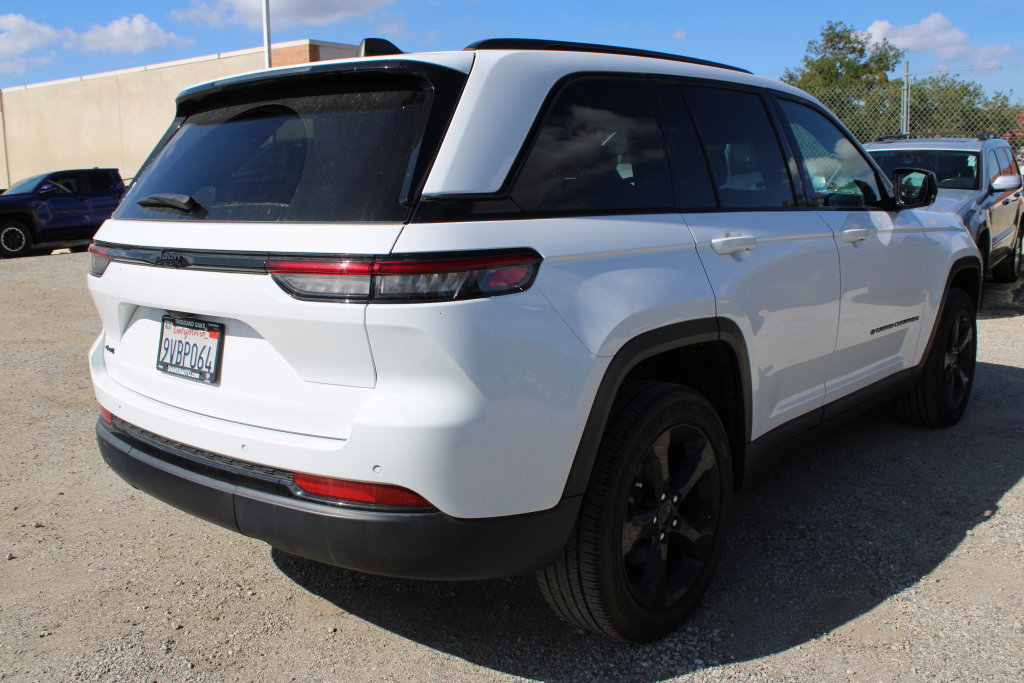 Used 2024 Jeep Grand Cherokee Altitude AWD/4WD image 4