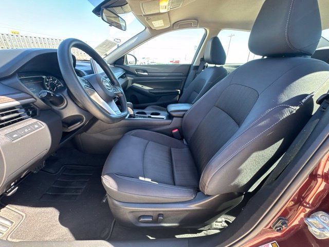 Used 2025 Nissan Altima 2.5 SV FWD image 2