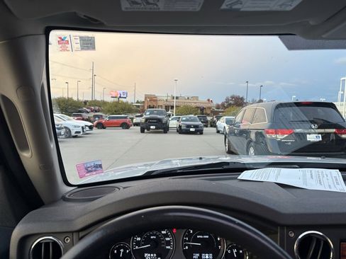 Used 2010 Jeep Commander Limited w/ Trailer Tow Group IV image 24