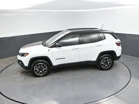 Used 2025 Jeep Compass Trailhawk AWD/4WD image 28