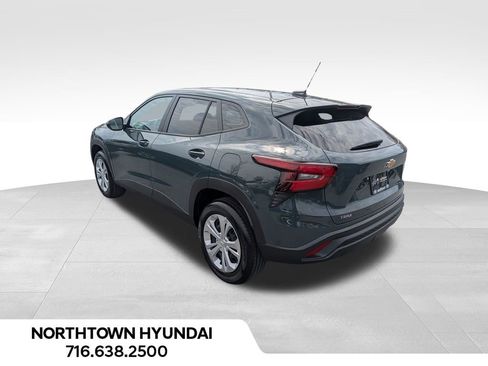 Used 2025 Chevrolet Trax LS FWD image 3