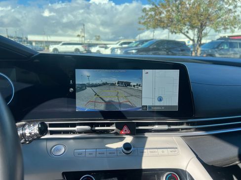 Used 2025 Hyundai Elantra Limited image 17