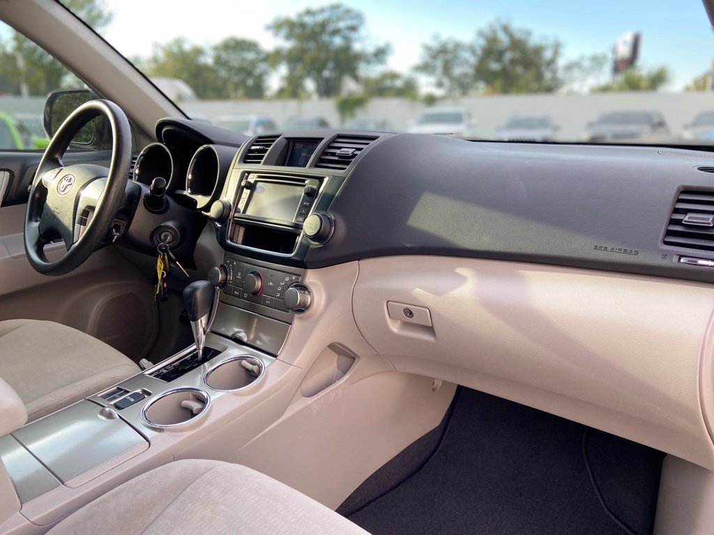 Used 2013 Toyota Highlander Plus FWD image 18