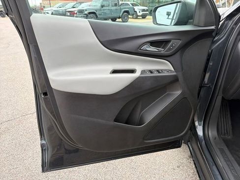Used 2022 Chevrolet Equinox LS w/ LS Convenience Package FWD image 24