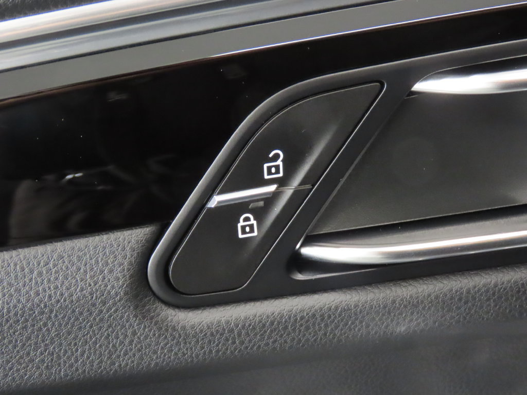 Certified 2026 Porsche Macan AWD/4WD image 36