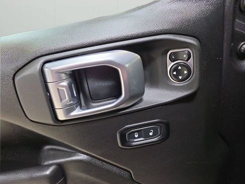 Used 2024 Jeep Gladiator Mojave w/ Technology Group AWD/4WD image 14