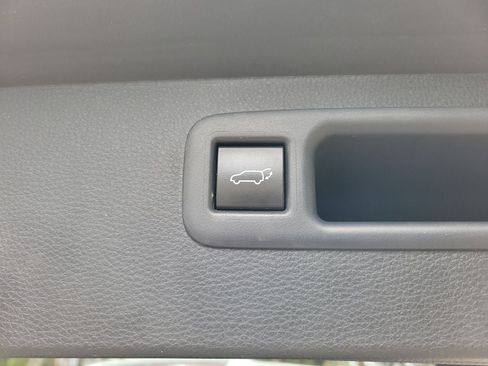 Used 2023 Toyota Highlander LE FWD image 9