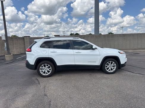 Used 2018 Jeep Cherokee Latitude FWD image 8