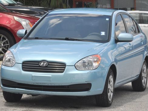 Used 2010 Hyundai Accent GLS w/ Premium Pkg 4 FWD image 2