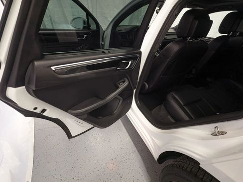 Used 2015 Porsche Macan Turbo image 15