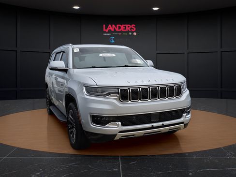 Used 2022 Jeep Wagoneer Series III AWD/4WD image 3