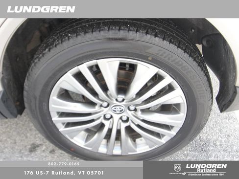 Used 2024 Toyota Venza Limited AWD/4WD image 20