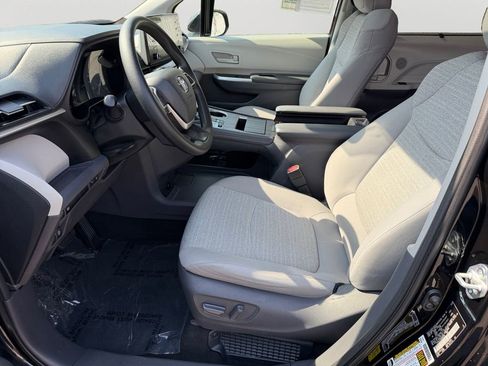 Used 2021 Toyota Sienna LE w/ LE Plus Package image 24