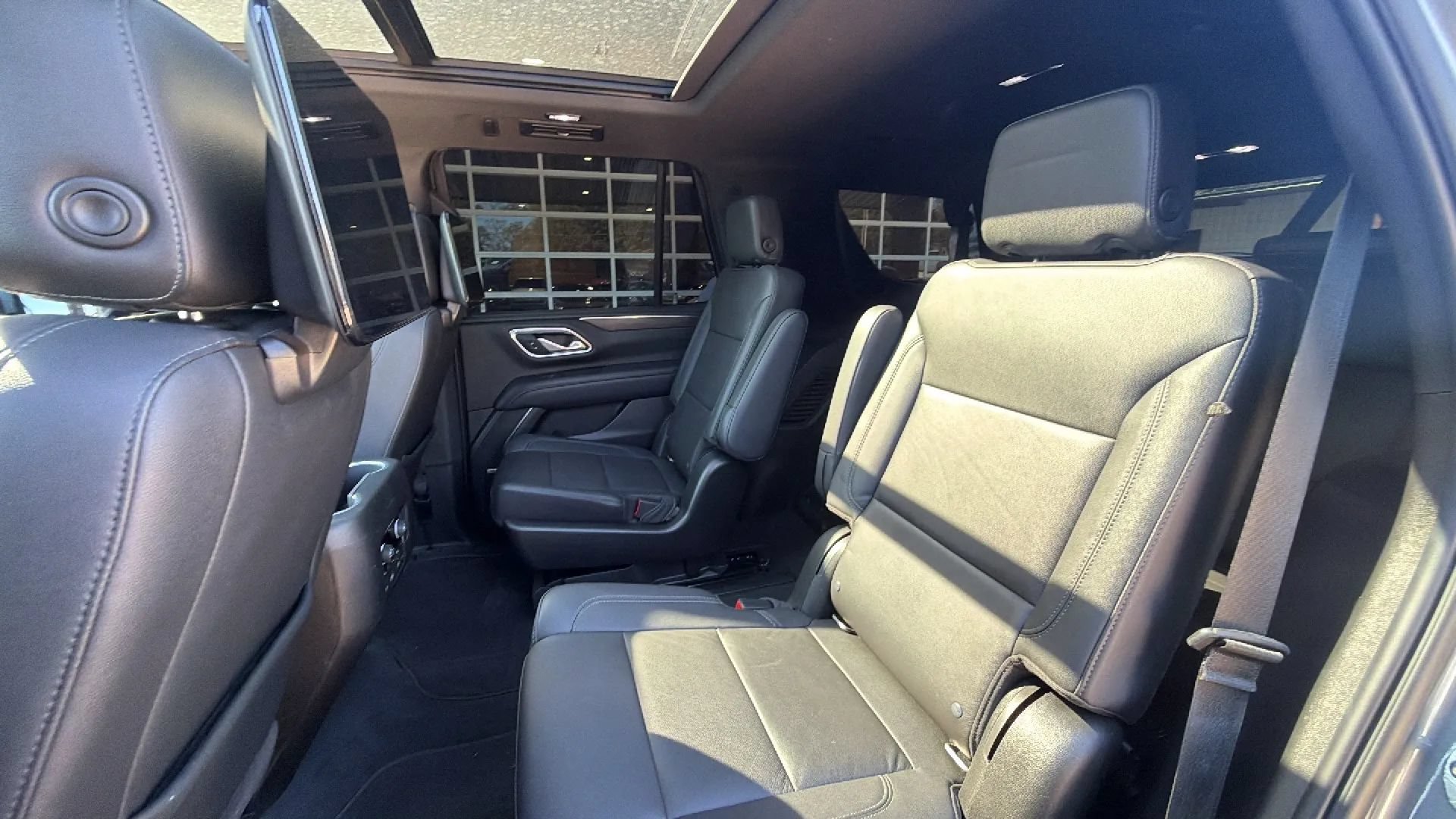 Used 2021 Chevrolet Tahoe Z71 w/ Luxury Package AWD/4WD image 10