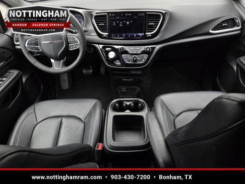 Used 2025 Chrysler Pacifica Select FWD image 12