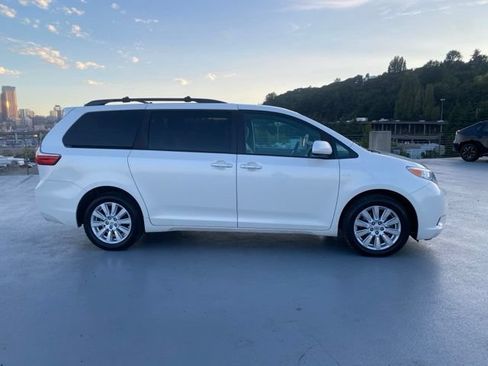 Used 2017 Toyota Sienna XLE w/ XLE Navigation Package AWD/4WD image 2