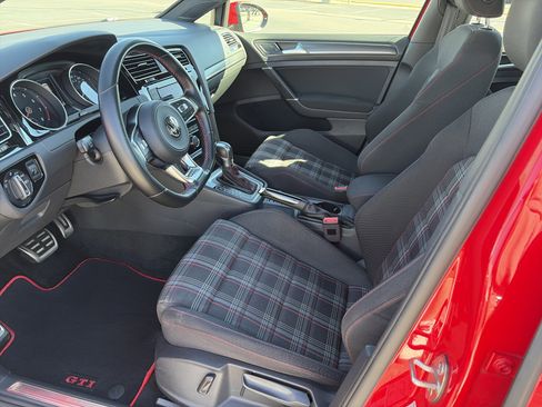 Used 2018 Volkswagen Golf 4-Door image 12