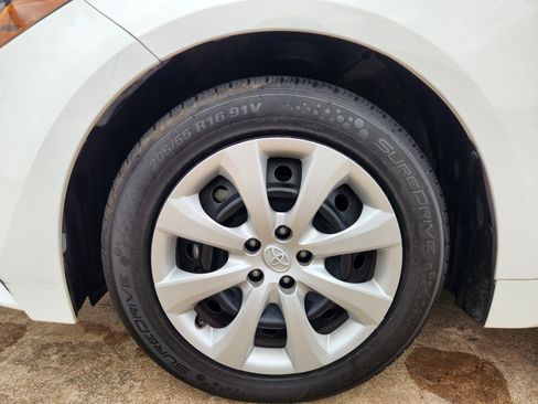 Used 2024 Toyota Corolla LE FWD image 11