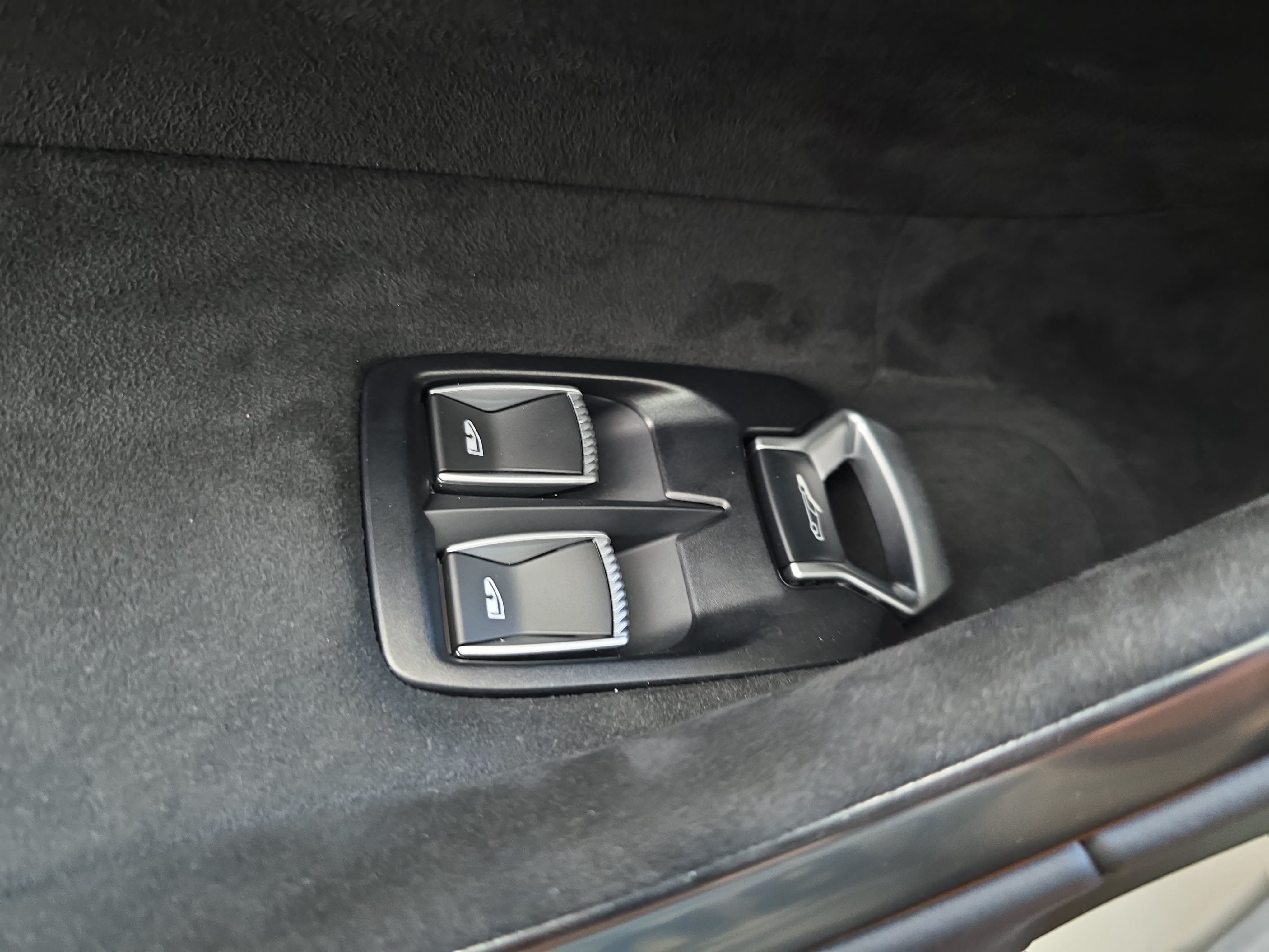 Used 2023 McLaren Artura RWD image 21