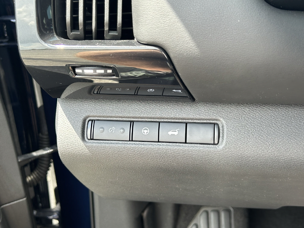 Used 2025 Nissan Pathfinder SV FWD image 30