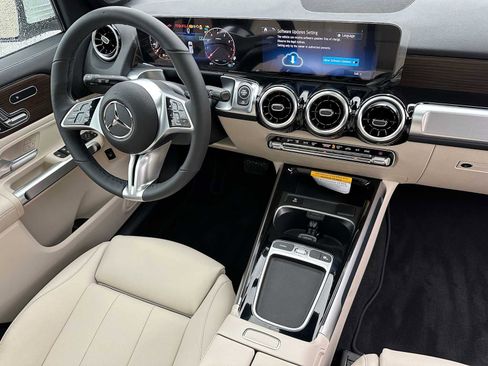 Used 2026 Mercedes-Benz GLB 250 4MATIC image 12