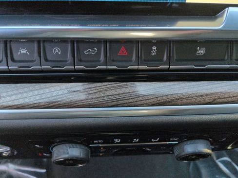 Used 2024 Chevrolet Silverado 1500 LT image 34