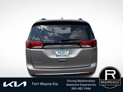 Used 2018 Chrysler Pacifica Touring-L Plus FWD image 4