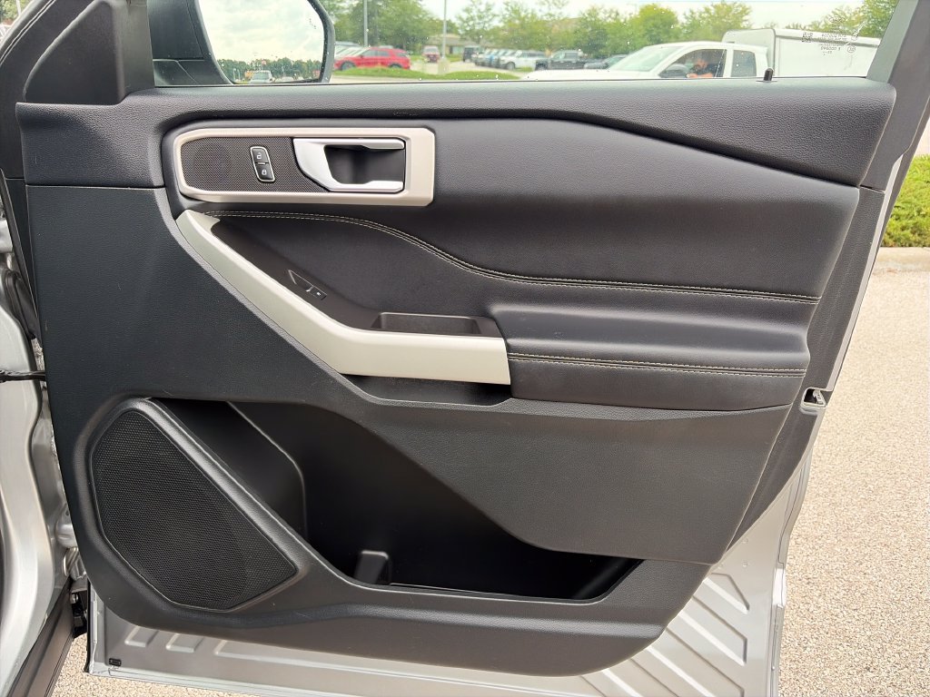 Used 2023 Ford Explorer XLT w/ Equipment Group 202A AWD/4WD image 9