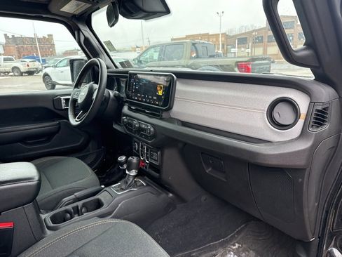 Used 2024 Jeep Wrangler Unlimited image 11