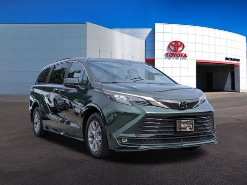 Used 2026 Toyota Sienna XLE FWD image 7