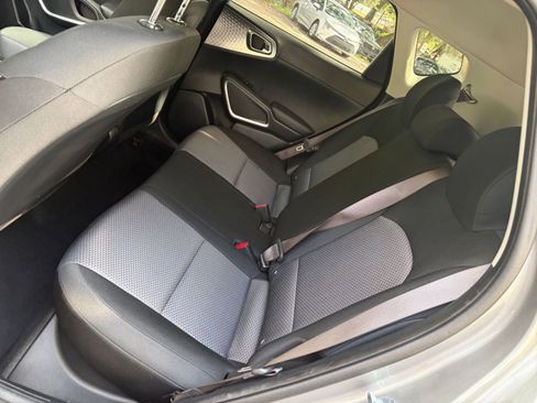Used 2025 Kia Soul LX w/ LX Technology Package FWD image 23