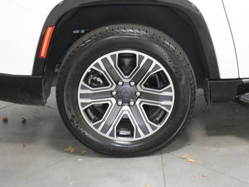 Used 2023 Jeep Wagoneer L Series II image 14