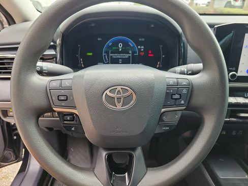 Used 2025 Toyota Camry LE w/ Convenience Package FWD image 19