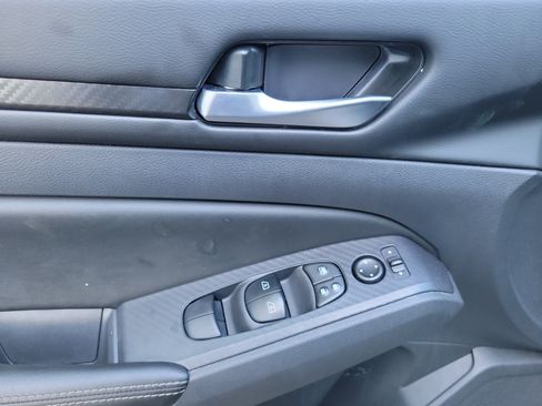 Used 2025 Nissan Altima 2.5 SV FWD image 24