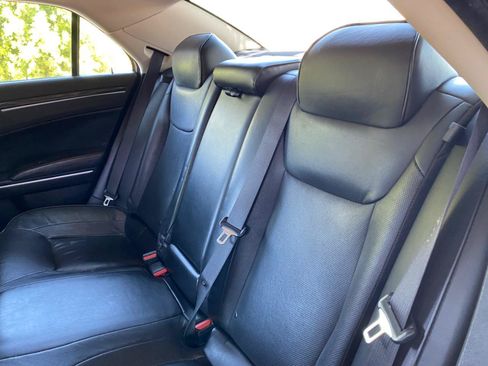 Used 2019 Chrysler 300 Limited AWD/4WD image 41