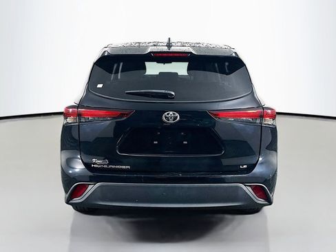 Used 2022 Toyota Highlander LE image 6