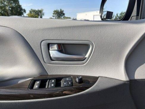 Used 2017 Toyota Sienna XLE w/ XLE Navigation Package AWD/4WD image 21