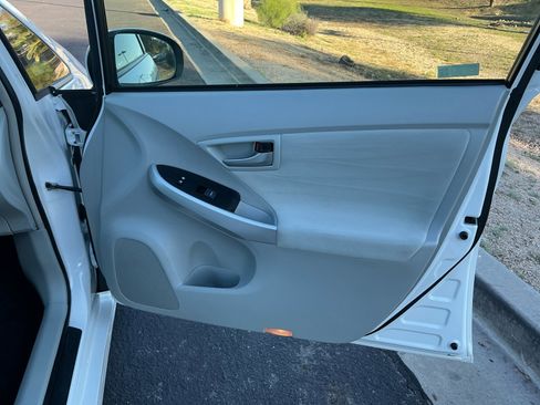 Used 2015 Toyota Prius Three image 16