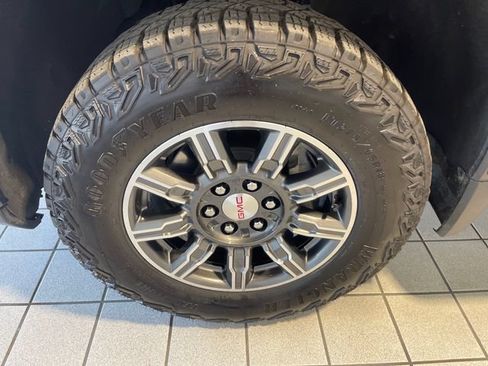 Used 2024 GMC Sierra 1500 AT4 w/ Technology Package AWD/4WD image 5