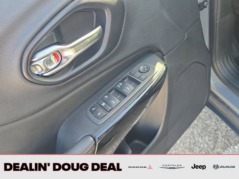 Used 2023 Jeep Cherokee Altitude Lux image 12