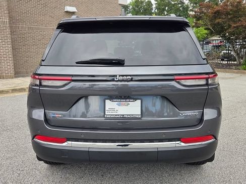 Used 2022 Jeep Grand Cherokee Laredo w/ Luxury Tech Group I RWD image 5