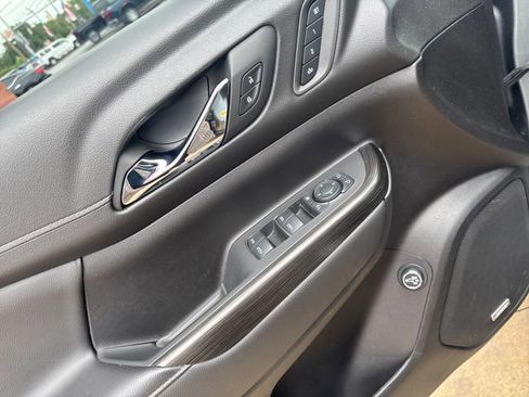 Certified 2023 GMC Acadia SLT w/ Preferred Package image 18