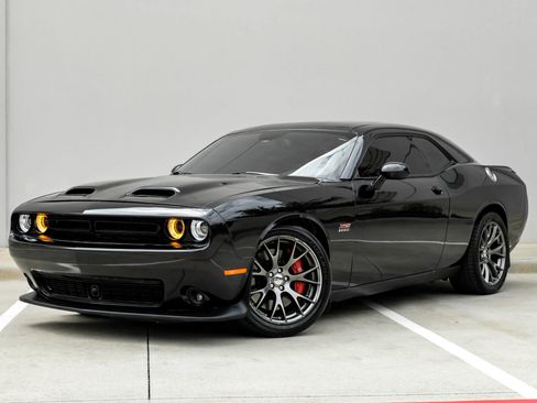 Used 2015 Dodge Challenger SRT w/ Technology Group RWD image 7