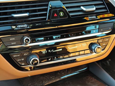 Used 2023 BMW 530i w/ Convenience Package image 25