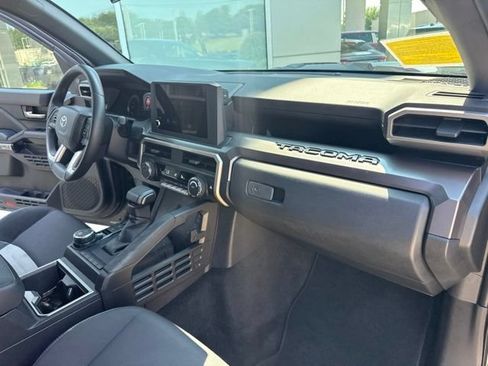 Used 2025 Toyota Tacoma TRD Sport AWD/4WD image 31