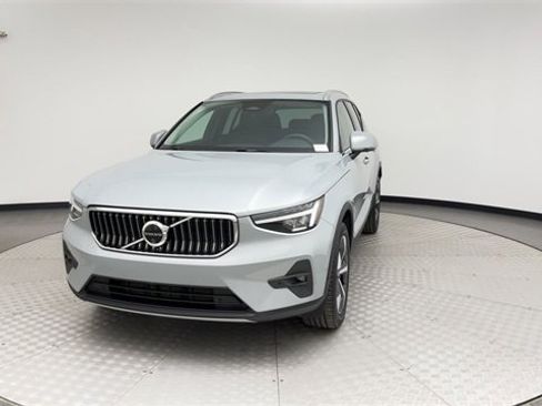 Certified 2025 Volvo XC40 B5 Plus image 7